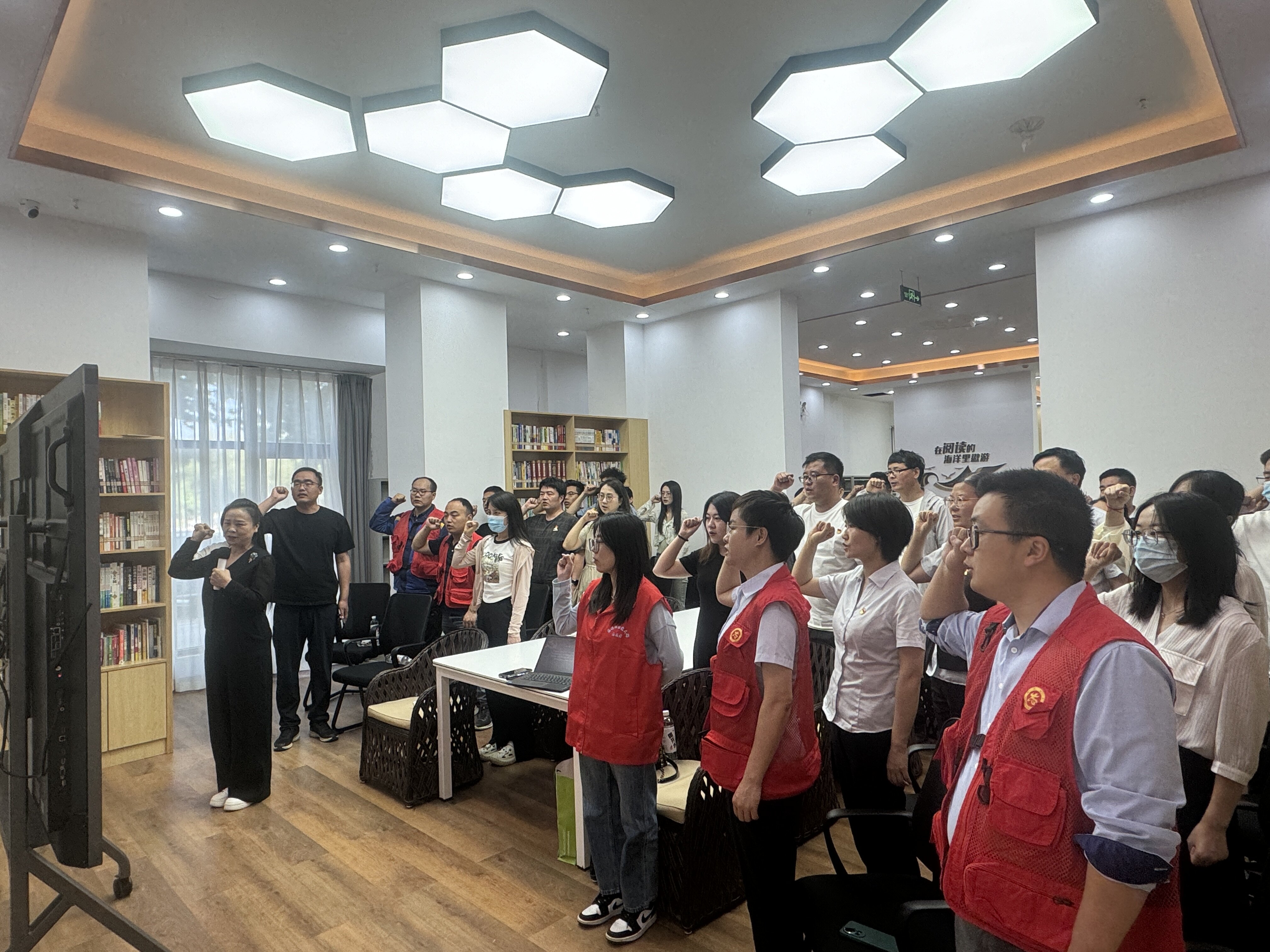 捕鱼游戏平台
高新城联合党支部开展“学习红色故事 传承红色基因”主题党日活动 捕鱼游戏平台
高新城联合党支部开展“学习红色故事 传承红色基因”主题党日活动