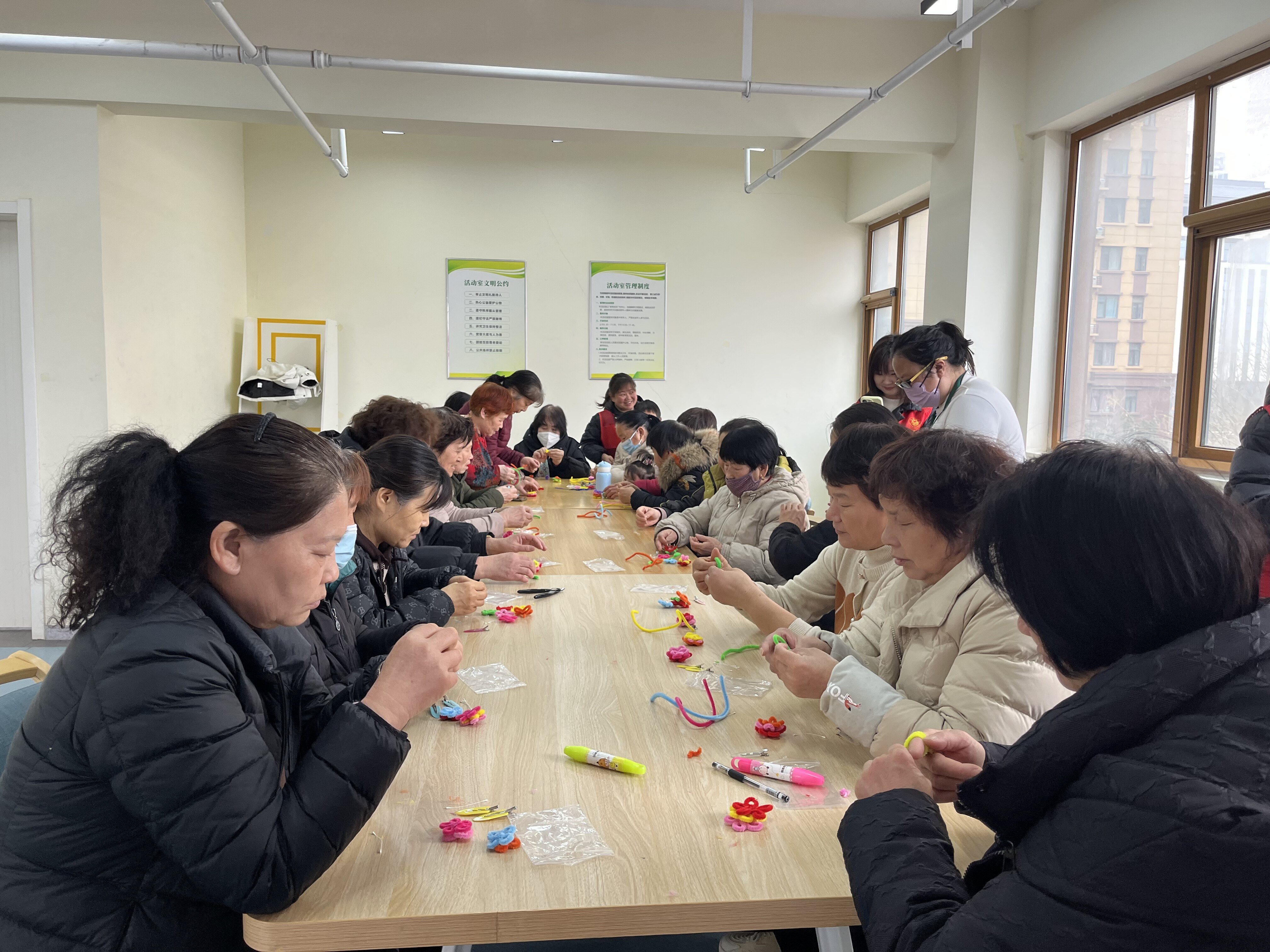 传承雷锋精神 情暖社区家园 | 捕鱼游戏平台
高新城联合党支部组织开展“巧手生花 乐在指尖”主题党日活动