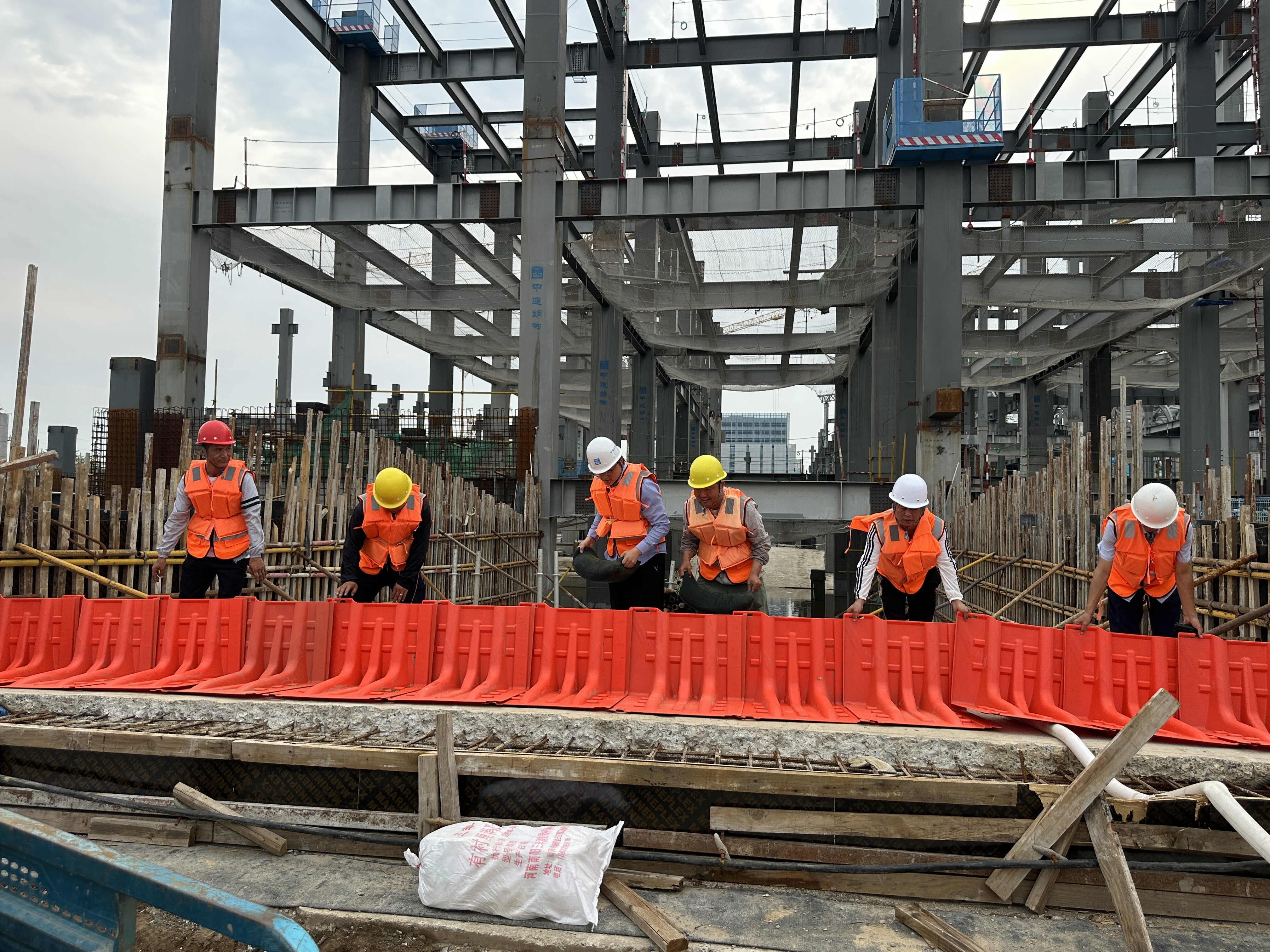 筑牢安全防线 | 捕鱼游戏平台
高新城公司郑州高新城市文化综合中心项目开展防汛应急演练 筑牢安全防线 | 捕鱼游戏平台
高新城公司郑州高新城市文化综合中心项目开展防汛应急演练